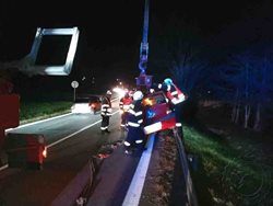 Zaseknuté auto na svodidlech hasiči vyprošťovali pomocí jeřábu