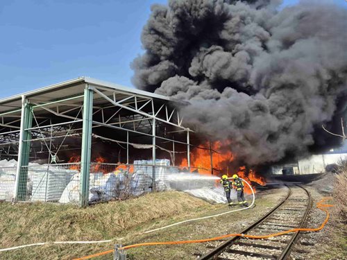 Hustý dým z výrobního areálu ohrožuje okolí