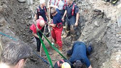 Českobudějovičtí hasiči zachránili zavaleného muže