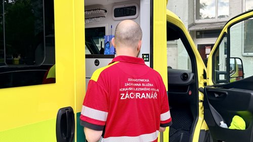 Mladík po pádu z koloběžky utrpěl vážné poranění hlavy. Do nemocnice ho transportoval vrtulník