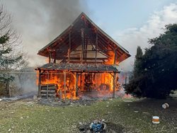 Ohnivé peklo: Požár stodoly zachvátil vše, hasiči bojovali o každý metr