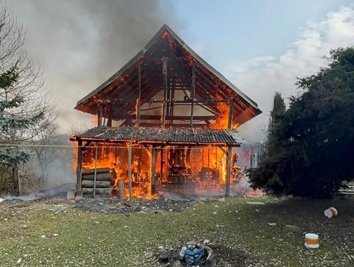 Ohnivé peklo: Požár stodoly zachvátil vše, hasiči bojovali o každý metr