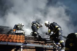 Ve Střelicích na Znojemsku hořela střecha hospodářské budovy