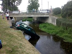 Hasiči lovili v Solnici automobil z řeky