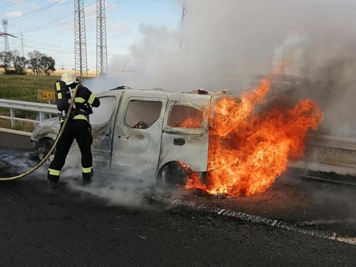 Auto v plamenech na D4: Hasiči zasahovali a dálnici uzavřeli