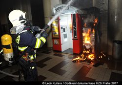 V hale Masarykova nádraží hořel automat na kávu