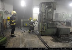 Hasiči zasahovali u požáru oleje kalící technologie v pražské Hostivaři