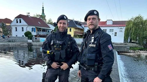 Muž bezvládně ležel na jezu. Dvě ženy bojovaly o jeho život do příjezdu policie