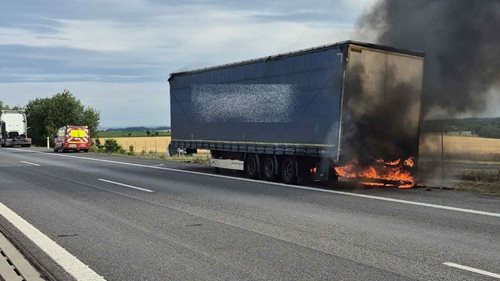 Požár kamionového návěsu na D1 zaměstnal hasiče. Škoda dosáhla půl milionu korun