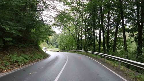 Mladý motorkář havaroval na mokré silnici. Utrpěl smrtelné zranění