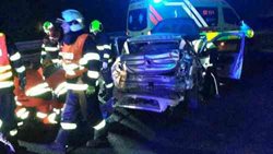 Jednotka železničních hasičů  cestou k zásahu pomohla u vážné nehody