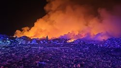 Třetí stupeň poplachu při požáru skládky odpadu na Příbramsku