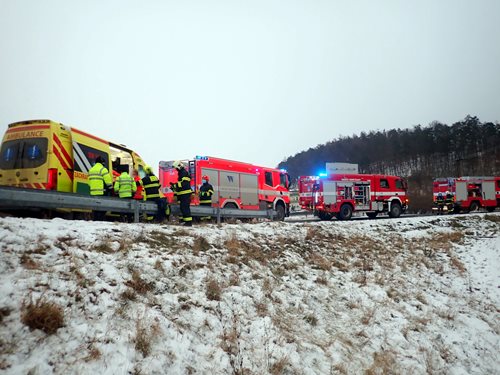 Řidič skončil se svým vozem v korytě potoka