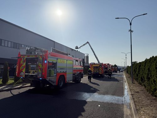 Plameny zachvátily střechu haly, hustý kouř byl vidět na kilometry daleko