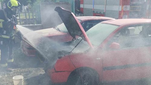 Plameny vyšlehly z motorového prostoru. Hasiči byli na místě během čtyř minut
