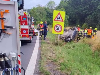 Vážná nehoda u Kozly z auta museli vyprostit zraněného