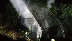 V pražské Hostivaři hořela dvoupatrová chata