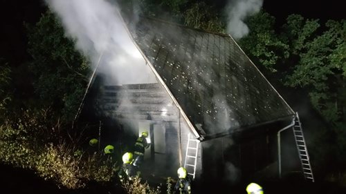 V pražské Hostivaři hořela dvoupatrová chata