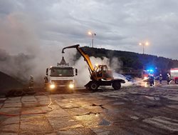 Hořící hromadu briket hasili hasiči s pomocí zaměstnanců firmy