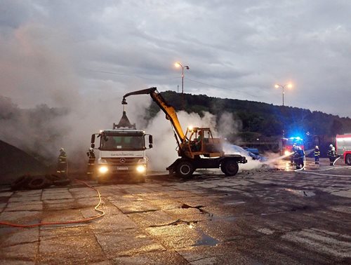 Hořící hromadu briket hasili hasiči s pomocí zaměstnanců firmy