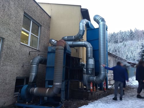 Požár filtrační jednotky si vyžádal evakuaci zaměstnanců