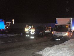 Podvečerní nehoda osobního vozu s dodávkou se stala v Morkovicích-Slížanech.