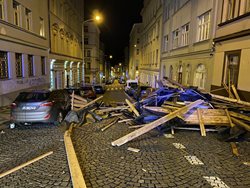 V Praze hasiči zasahovali u 33 případů kvůli silnému větru, na Žižkově se zřítila část střechy