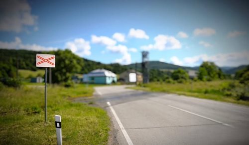 Ze železničního přejezdu zmizely značky STOP. Policie varuje před vážným ohrožením bezpečnosti