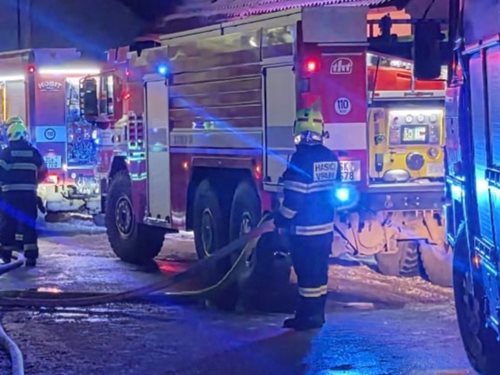 Noční požár bytového domu ohrozil desítky osob a vyžádal si rozsáhlý zásah složek IZS