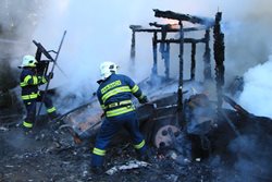 Požár garáže v Jílovém. Oheň zasáhl sloup elektrického vedení. 