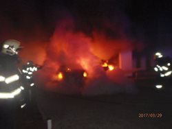 Noční požár dvou osobních automobilů zaměstnal hasiče na Přerovsku