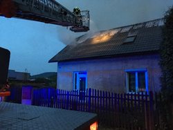 Pět jednotek hasičů likvidovalo požár střechy rodinného domu ve Štramberku, plameny napáchaly škodu za 550 tisíc