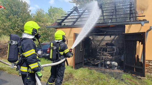 Hořela střecha, garáž i auto. Požár zdolalo šest jednotek