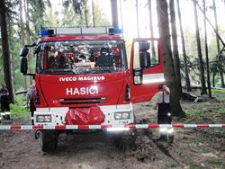 Zraněnou ženu transportovali hasiči z nepřístupného terénu u obce Držková na Zlínsku.