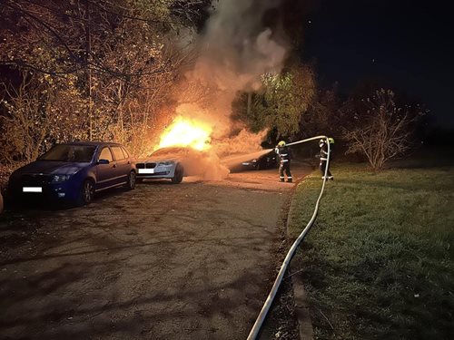 Hasiči zasahovali u hořícího auta. Plameny ohrožovaly další vozidla