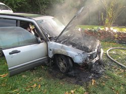 K uhašení hořícího auta u lesa museli hasiči zřídit dálkovou dopravu vody hadicemi