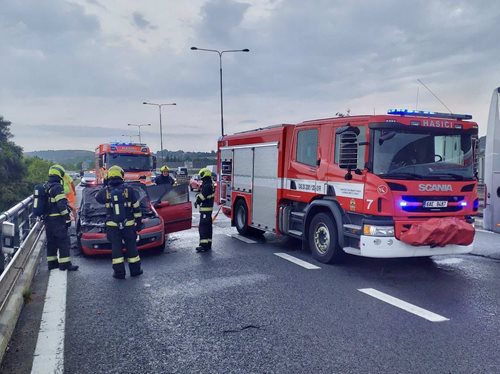 Požár osobního auta na Pražském okruhu uzavřel dopravu