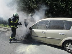 Požár osobního automobilu na silnici I/50 procházející kolem hradu Buchlov. Aktualizace.