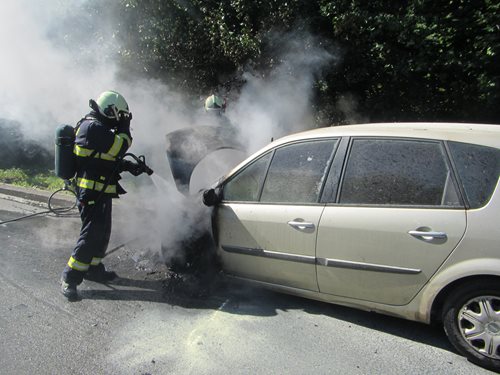 Požár osobního automobilu na silnici I/50 procházející kolem hradu Buchlov. Aktualizace.
