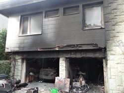 Požár dvou garáží v rodinném domku v Hlučíně