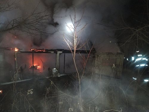 Noční požár skleníku zaměstnal hasiče a poškodil budovu