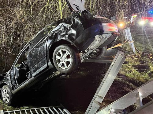 Auto skončilo v potoce: Hasiči vyprostili zaklíněné posádky v nočním zásahu