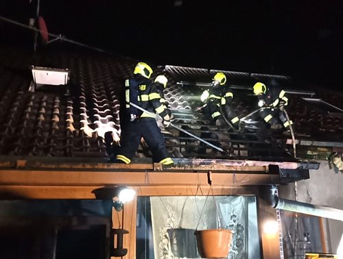 Požár rodinného domu způsobil rozsáhlé škody: Díky rychlé reakci se podařilo zabránit tragédii