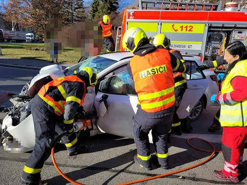 Čelní střet s kamionem: Řidič osobního vozu uvězněn ve voze