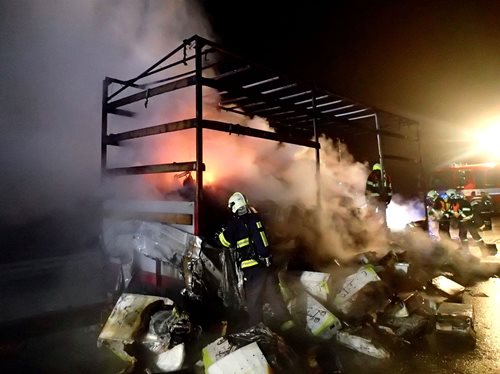U Františkových Lázní shořel kamion plný kočárků.Odhadnutá škoda je přes dva a půl milionů a nejspíš bude ještě větší.  