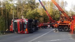 Převrácená cisterna u Naháče zaměstnala hasiče na patnáct hodin