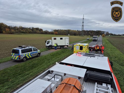 Střet osobního a nákladního auta zastavil dopravu, jedna osoba skončila v péči záchranářů