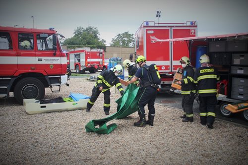 Námětem taktického cvičení v Kouřimi byl únik čpavku