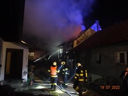 Ve Strážkovicích hořela stodola, škoda za milión