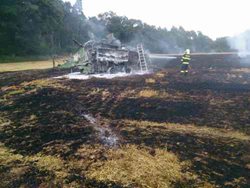 Požár pole a  balíkovače na Hodonícku hasilo pět jednotek hasičů